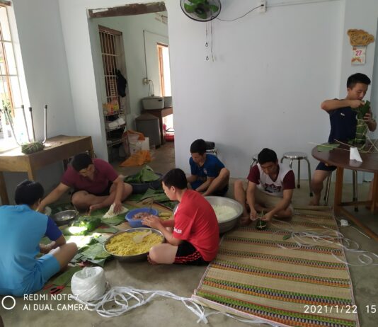 Bên Nồi Bánh Chưng