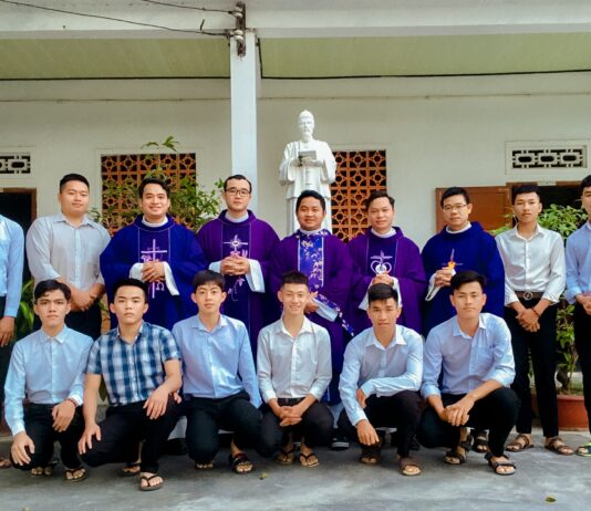 Các Tân Chức Dâng Lễ tại Cộng đoàn Đệ tử Ngôi Lời Nha Trang