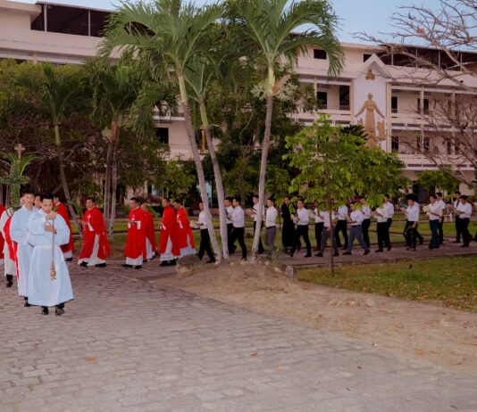 CỘNG ĐOÀN NHÀ CHÍNH SVD KHAI MẠC TUẦN THÁNH VỚI LỄ LÁ
