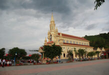 Lạ lẫm – Quen Thuộc.