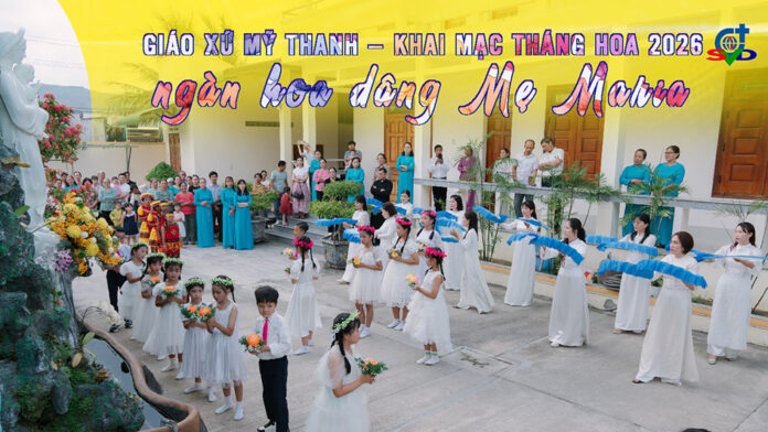 Mỹ Thanh dâng hoa