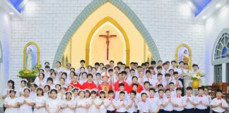 GIÁO XỨ THÁNH GIA: 90 EM ĐÓN NHẬN HỒNG ÂN THÊM SỨC VÀ RƯỚC LỄ LẦN ĐẦU