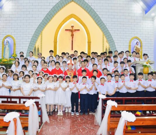 GIÁO XỨ THÁNH GIA: 90 EM ĐÓN NHẬN HỒNG ÂN THÊM SỨC VÀ RƯỚC LỄ LẦN ĐẦU